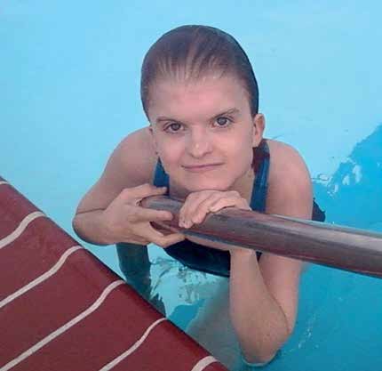 Laura im Schwimmbad